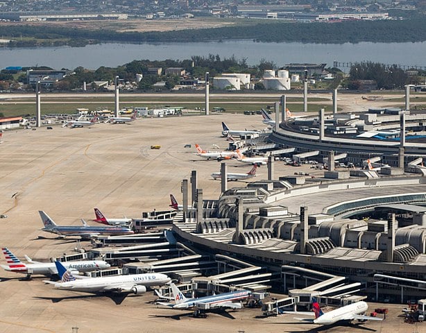 Perda de compromissos por atraso em voo - Se a empresa descumprir obrigações por mudança de horário do avião (inclusive overbooking - venda de assentos além dos disponíveis), tem direito a entrar na justiça contra a empresa. 