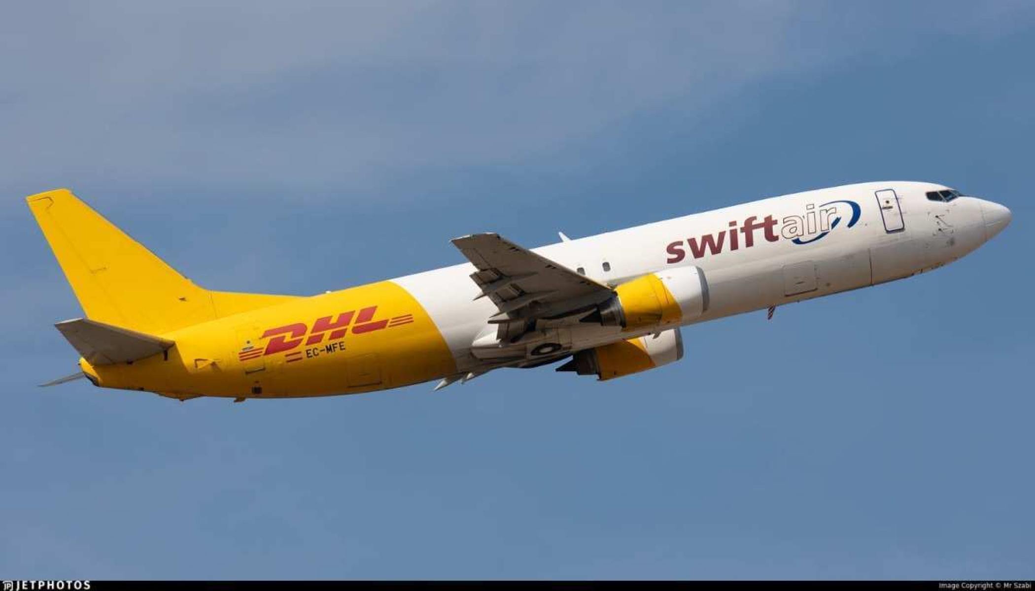 Boeing 737-476 (SF) da Swiftair, EC-MFE, transportava entregas da DHL