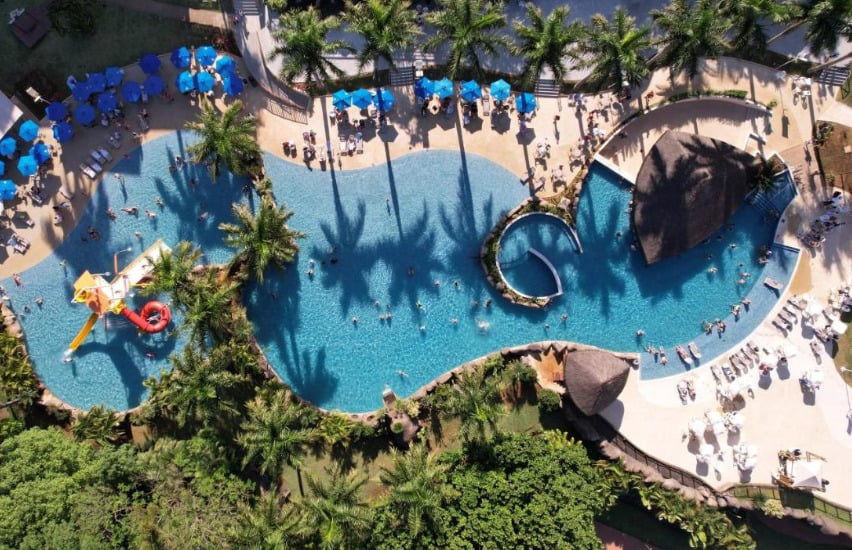 Situado a apenas 12 km das Cataratas do Iguaçu, o Mabu Thermas Grand Resort, por exemplo, foi construído sobre o Aquífero Guarani, apontado como a maior reserva termal subterrânea de águas do mundo. Assim, o complexo de piscinas mantém temperaturas constantes de 36º C em qualquer época do ano.