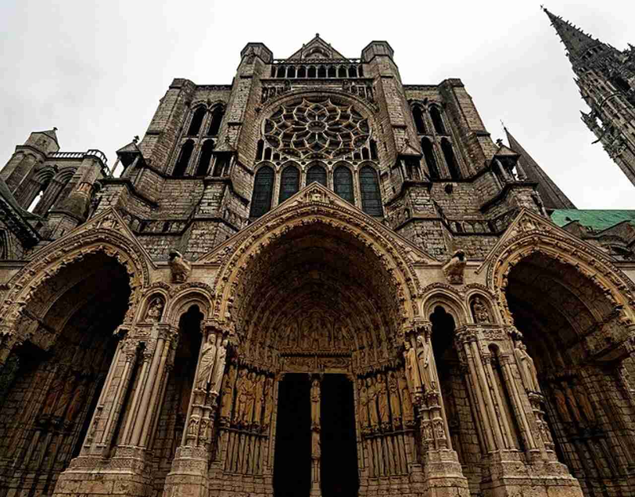 A Catedral de Chartres (Chartres, França) é um dos maiores exemplos de arquitetura gótica francesa. Sua fachada é adornada com diversas gárgulas, dispostas nas altas torres. Elas são parte integrante do visual imponente dessa catedral, que também é famosa pelos seus vitrais deslumbrantes.