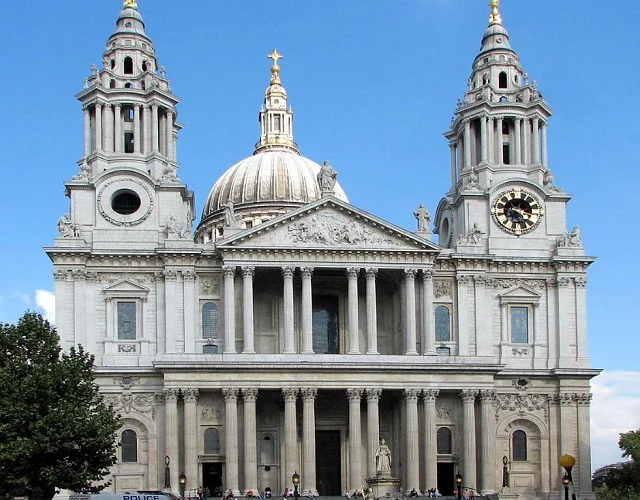 Já a Catedral de São Paulo (Londres, Inglaterra) é um exemplo notável de arquitetura barroca, mas também contém alguns elementos góticos, incluindo as gárgulas em suas torres. Essas figuras de pedra dão à catedral um toque dramático que contrasta com sua grandiosidade.