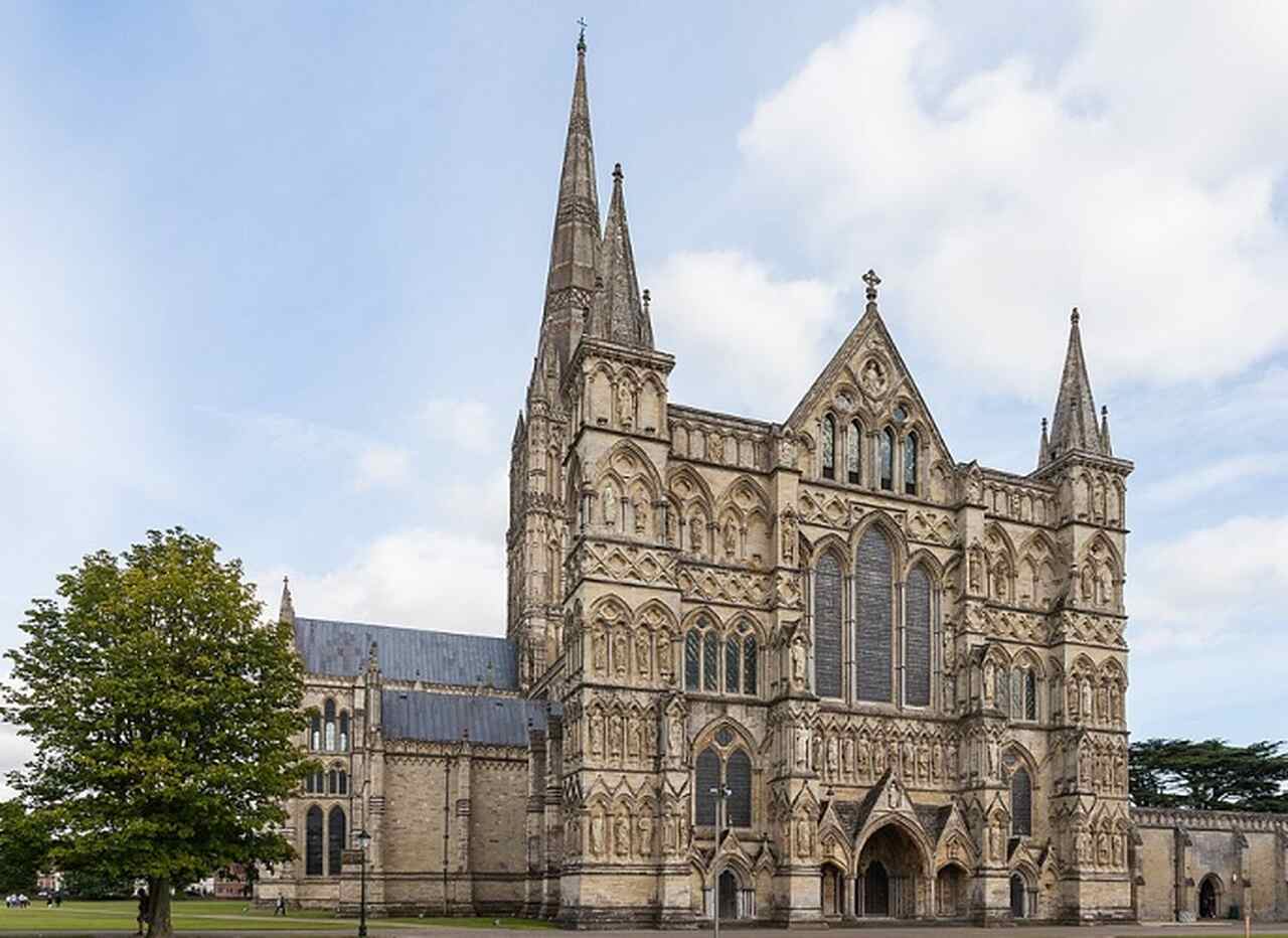 A Catedral de Salisbury (Salisbury, Inglaterra) Ã© conhecida por sua torre alta e esbelta, que domina a paisagem da cidade inglesa. As gÃ¡rgulas dessa catedral adicionam um toque dramÃ¡tico Ã  sua fachada, refletindo o estilo gÃ³tico tradicional.