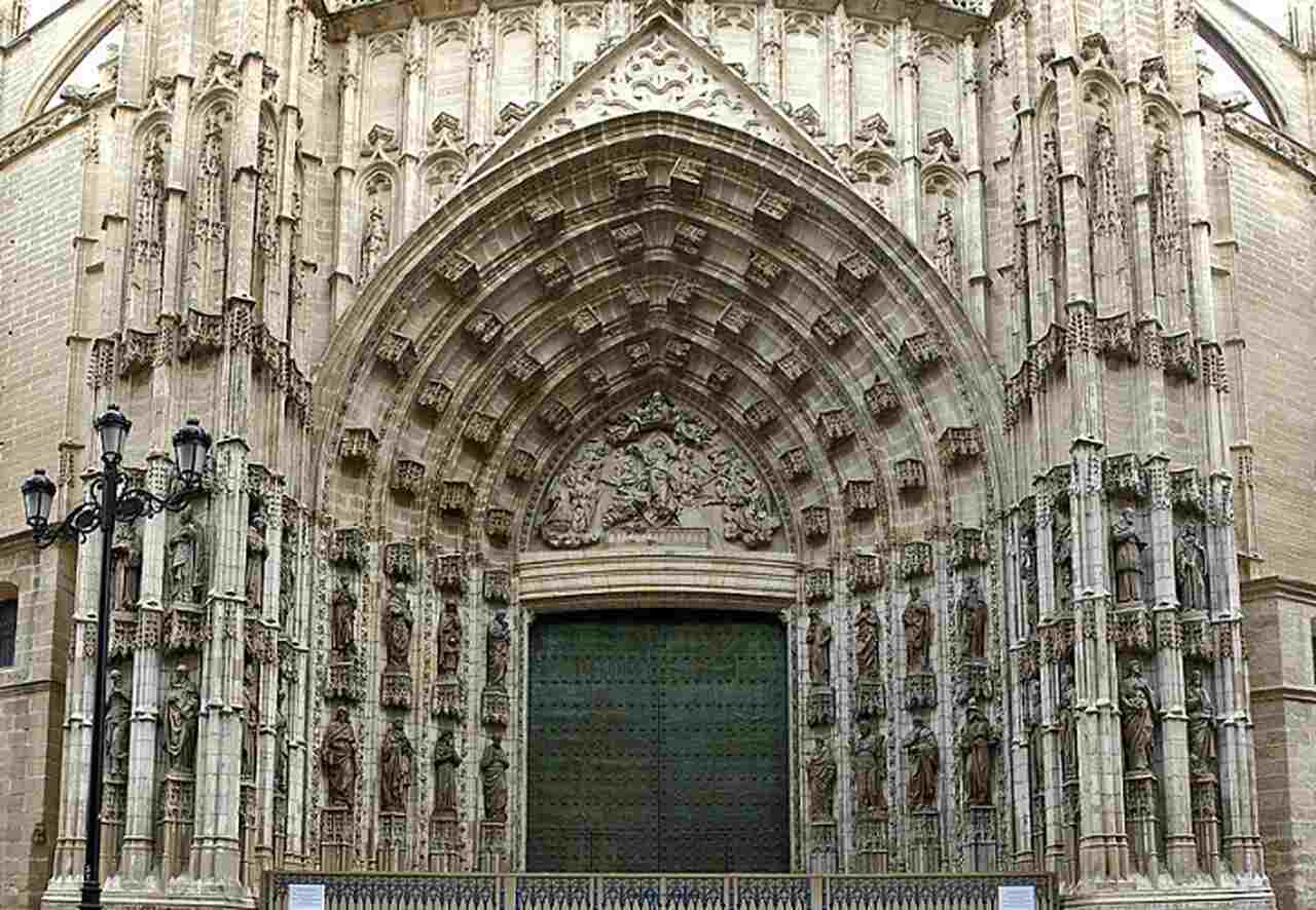 A Catedral de Sevilha (Sevilha, Espanha), a maior catedral gótica do mundo, também possui uma grande quantidade de gárgulas, que são vistas em vários pontos da sua estrutura.