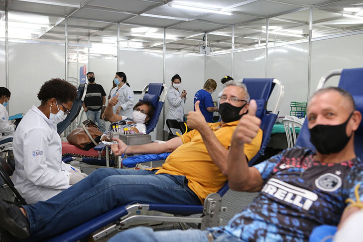 O doador não deve estar em jejum. Recomenda-se evitar alimentos gordurosos nas três horas que antecedem a doação.