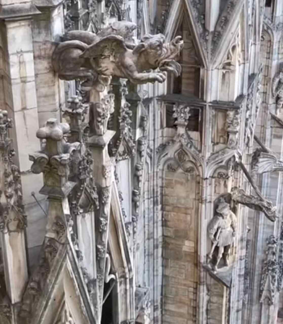 Nos dias de hoje, as gÃ¡rgulas continuam a ser vistas como um elemento fascinante do patrimÃŽnio arquitetÃŽnico e artÃ­stico medieval, com muitas delas ainda no alto de catedrais e castelos ao redor do mundo, defendendo, ainda que silenciosamente, as estruturas.