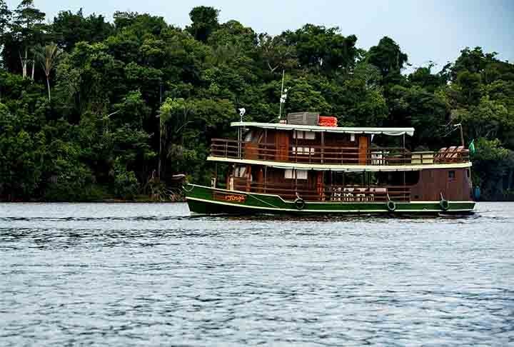 Manaus (Amazonas) – Embora não tenha canais artificiais, Manaus tem passeios de barco pelos inúmeros canais naturais formados pelo rio Negro e seus afluentes, especialmente na região do encontro das águas entre os rios Negro e Solimões.
