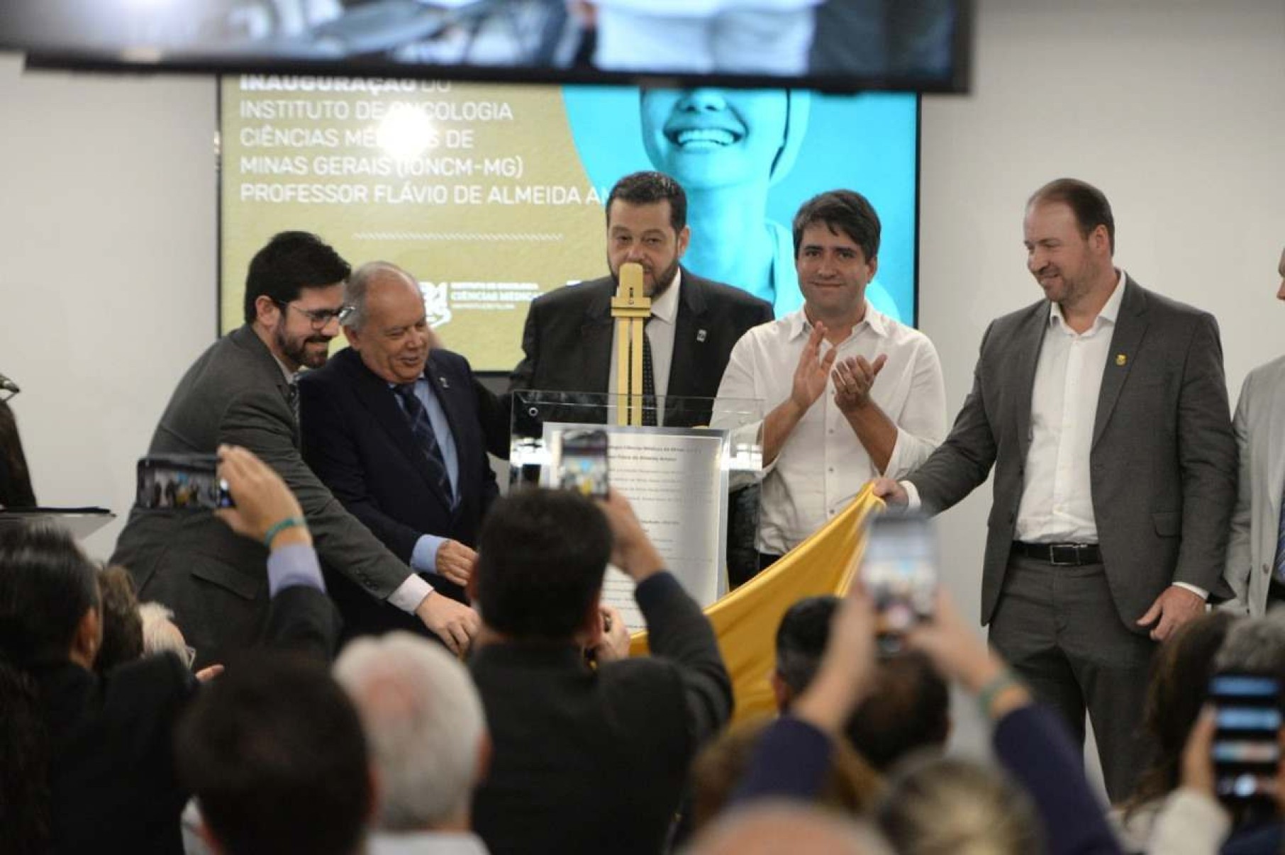 Foco na disputa eleitoral, instituto oncológico é inaugurado em BH