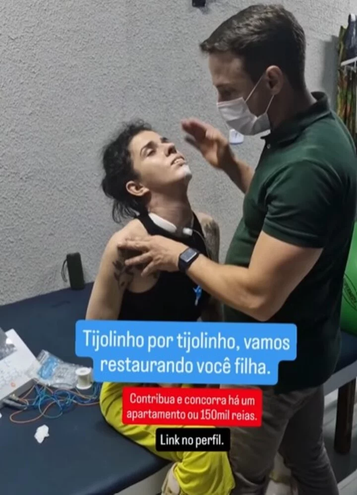 As imagens mostram Thaís passando por uma sessão de fisioterapia com eletroestimulação - recurso em que os músculos do paciente são contraídos e relaxados.  