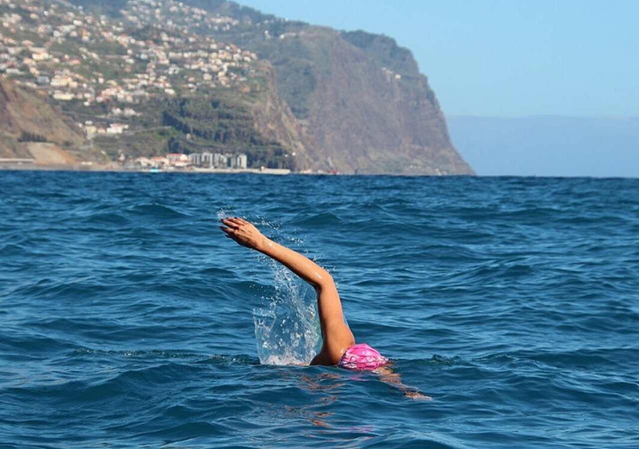 Essa popularidade se deve, em grande parte, aos benefícios únicos que a natação oferece. Mitch Lomax, pneumologista e fisiologista do exercício, destaca que a prática regular melhora a força, a resistência muscular, reduz lesões traumáticas e contribui para o bem-estar mental.