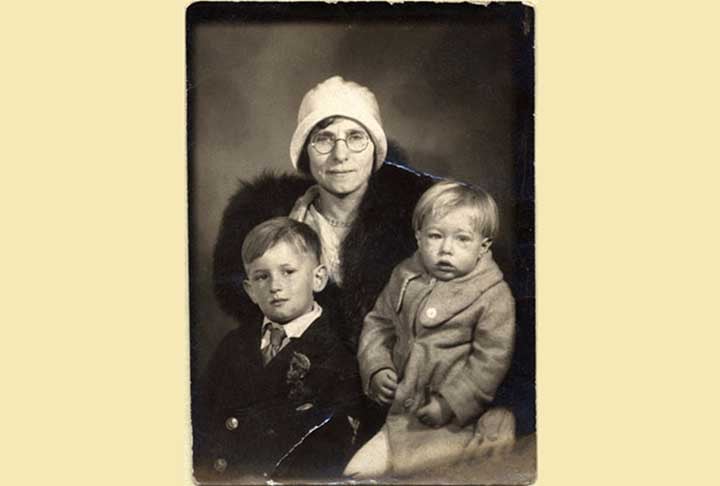 Nascido em 6/8/1928, Andy Warhol (à direita na foto com sua mãe Julia e seu irmão John) era natural de Pittsburgh, estado da Pensilvânia, nos Estados Unidos. Pertencente a uma família de origem eslovaca, seu nome de batismo era Andrew Warhola.

