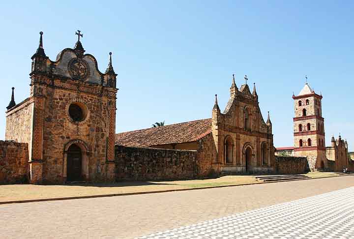 O território boliviano é habitado há mais de 12 mil anos. No local, foram formadas várias culturas, principalmente nos Andes. Dentre elas, destacam-se a cultura Tiwanaku e os reinos aymaras posteriores à expansão Wari. Estes reinos foram, por sua vez, anexados ao império Inca no século XIII. 