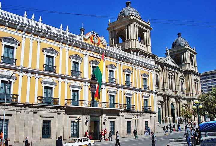 O Palacio Quemado (Palácio Queimado) é o nome popular da sede do governo da Bolívia, localizado na Praça Murillo, em La Paz. O palácio abriga os escritórios presidenciais e o gabinete do presidente. Seu nome recorda uma revolta ocorrida no século XIX, quando o edifício sofreu um incêndio.