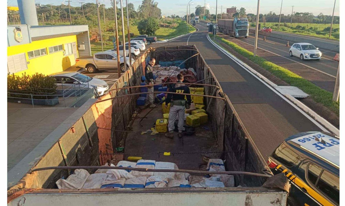 A carreta, com origem da região fronteiriça do estado do Paraná, entraria na cidade de Uberaba -  (crédito: PRF/Divulgação)