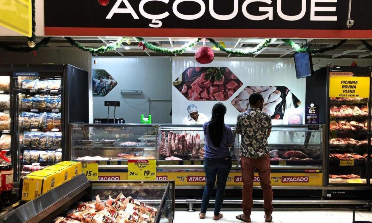  Açougue em loja do Carrefour em Belo Horizonte (MG): rede de supermercados voltou atrás na decisão de não comprar mais carne do Mercosul -  (crédito:   Rodney Costa/Zimel Press/Folhapress)