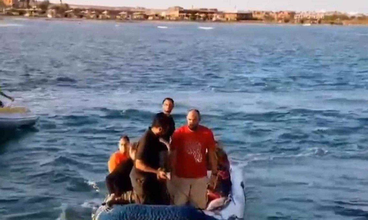 Equipe de resgate ajuda turistas e membros da tripulação depois que um barco de mergulho virou no Mar Vermelho, na costa do Egito
       -  (crédito: Red Sea governor’s office / AFP)