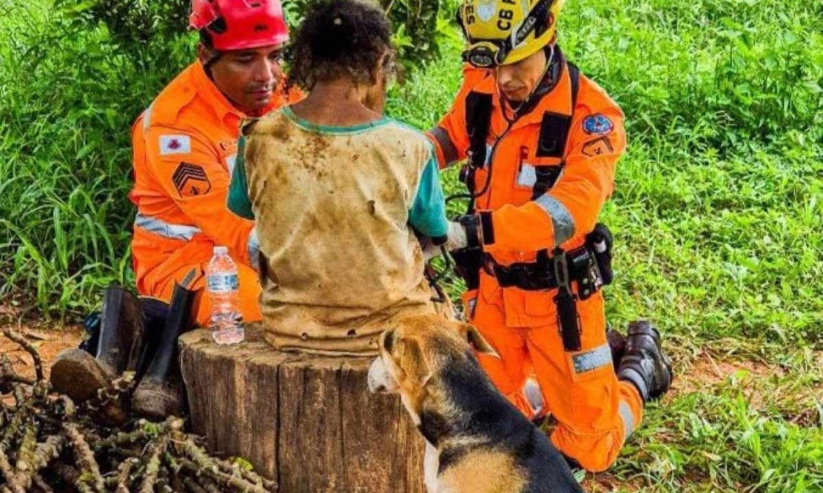 A idosa estava acompanhada pelo cachorro dela, que tentava impedir que a equipe da corporação se aproximasse. 
 -  (crédito: Divulgação CBMMG)