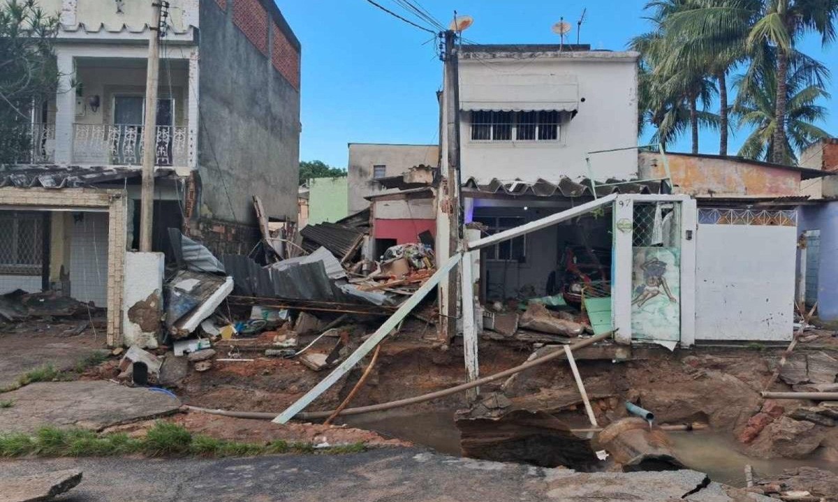 Ãgua expelida no rompimento de uma adutora no Rio de Janeiro arrastou carros e derrubou um imÃ³vel; um idosa morreu arrastada pela enxurrada -  (crédito:  Cyro Neves / Tupi)