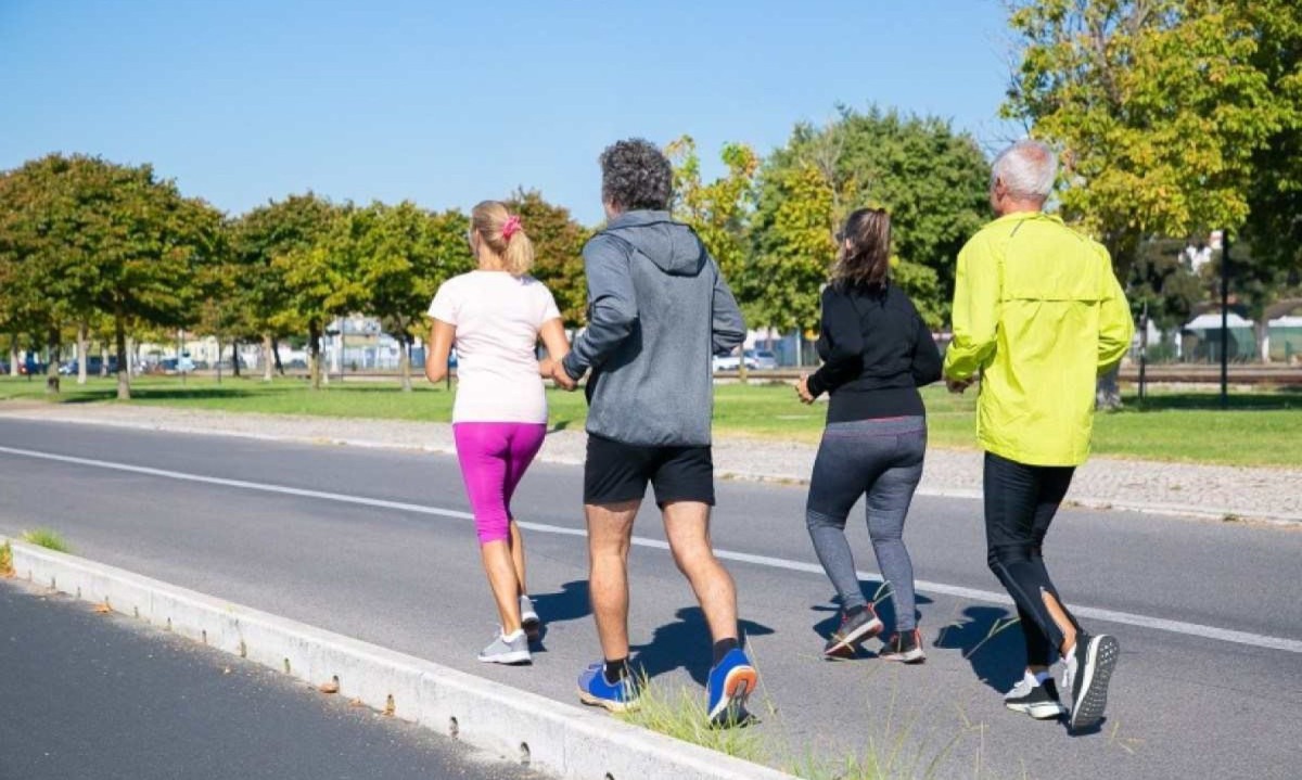 A rua exige um tipo de passada e postura específicas, que são diferentes da corrida na esteira
     -  (crédito: Freepik)