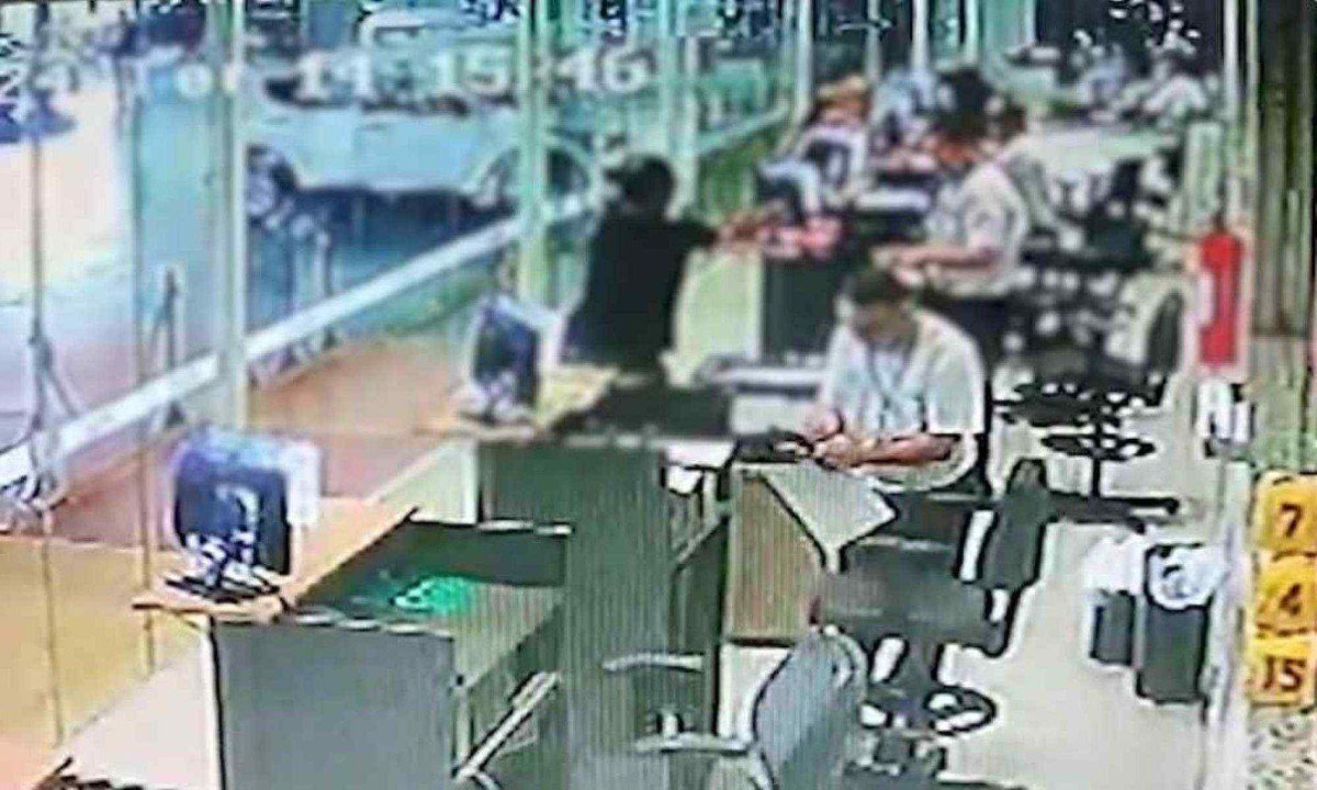 Momento em que funcionário de concessionária em BH foi alvejado é gravado por câmeras de segurança do estabelecimento -  (crédito: Redes Sociais / Reprodução )