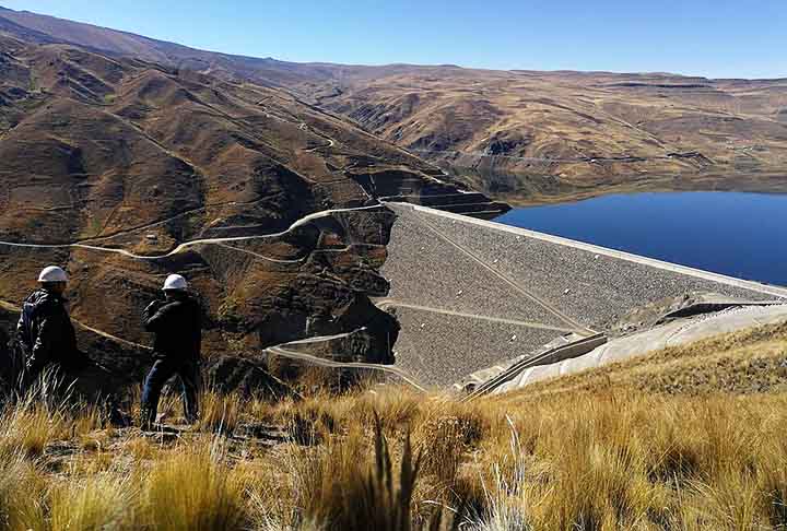 No Projeto Multiuso Misicuni, a barragem desvia água do Rio Misicuni para o Vale de Cochabamba para diversos fins, incluindo o fornecimento de água para irrigação e uso municipal. Além disso, ela é associada a uma central hidroeléctrica de 80 MW. 