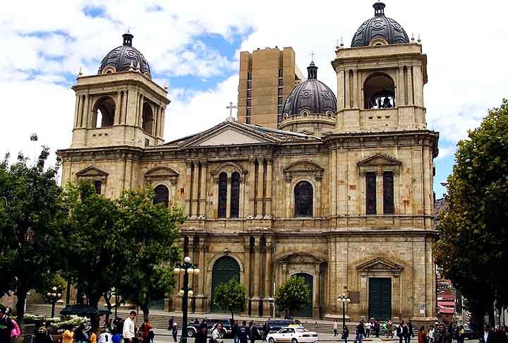 A Igreja e Convento de São Francisco situa-se na Plaza de San Francisco, no centro de La Paz, capital da Bolívia. Construída no século XVIII, é o principal monumento da época colonial na cidade.