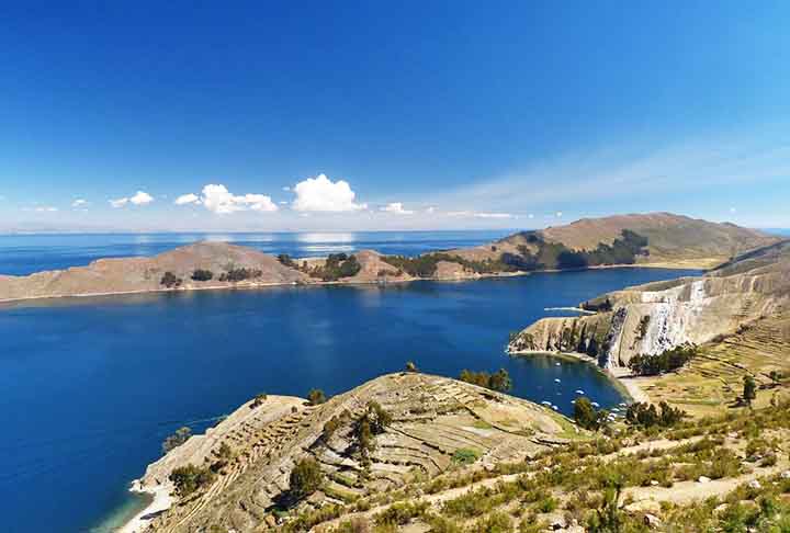 O lago Titicaca, situado na fronteira entre o Peru e a Bolívia, na Cordilheira dos Andes, é um dos maiores lagos da América do Sul e o curso d’água navegável mais alto do mundo. Considerado o local de origem dos incas, ele abriga várias ruínas.