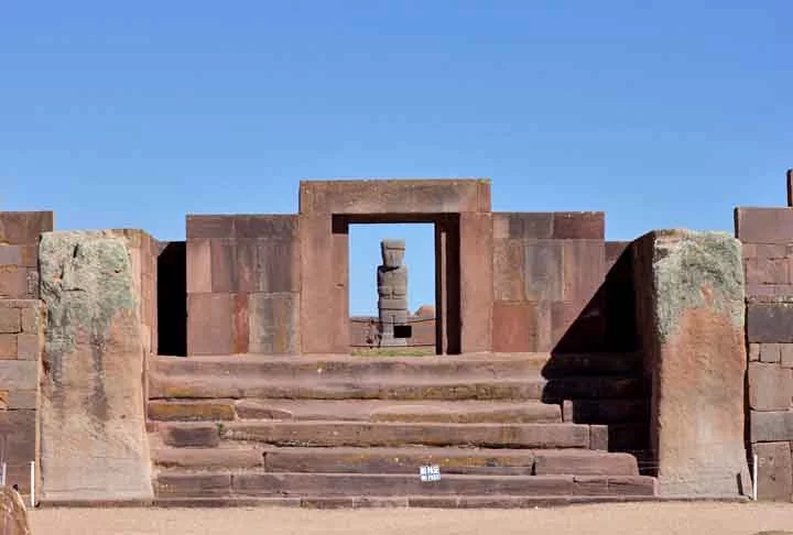 O sítio arqueológico de Tiahuanaco é um dos principais pontos turísticos da Bolívia, sendo visitado por viajantes de todo o mundo. Está localizado na cidade de Tiahuanaco, conhecida como capital arqueológica do país, e fica no departamento de La Paz