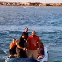 Quatro corpos e três sobreviventes resgatados após naufrágio no Egito - Red Sea governor’s office / AFP