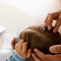 Volta às aulas: como lidar com infestação de piolhos entre crianças? - freepik