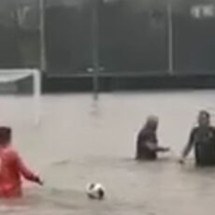 Jogadores de time inglês viralizam com &#8216;partida&#8217; em campo alagado; veja - No Ataque Internacional