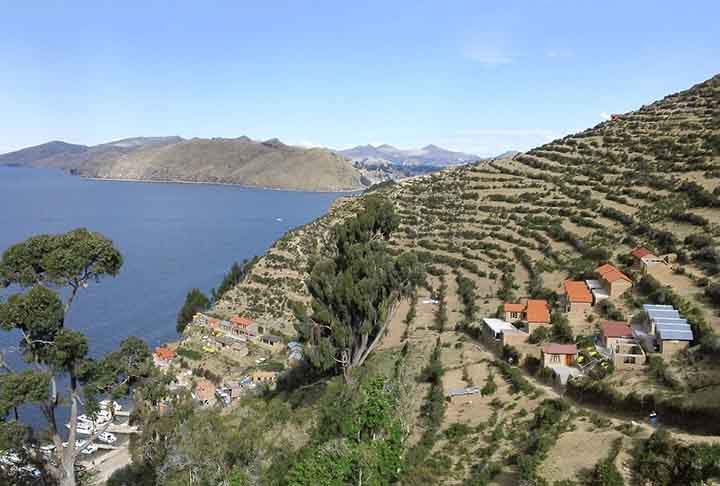 Isla del Sol é uma ilha no lago Titicaca, pertencente à Bolívia. O acesso é feito pela cidade de Copacabana (Bolívia) e tem área de 14,3 km². É uma ilha sagrada para os Incas, onde se encontravam os santuários das 