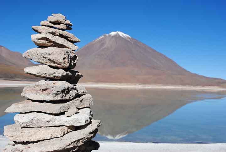 Laguna Verde é uma lagoa de água salgada alta andina na Bolívia , localizada na Reserva Nacional de Fauna Andina Eduardo Abaroa, nas terras altas do departamento de Potosí. Possui cor verde esmeralda devido ao alto teor mineral de magnésio, carbonato de cálcio, chumbo e arsênico em suas águas.