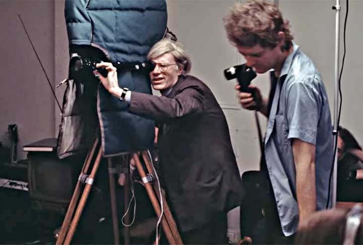 Além das artes plásticas, Warhol trabalhou no cinema, produzindo e dirigindo filmes como “Viny” (1965) e “Chelsea Girls” (1966). 
