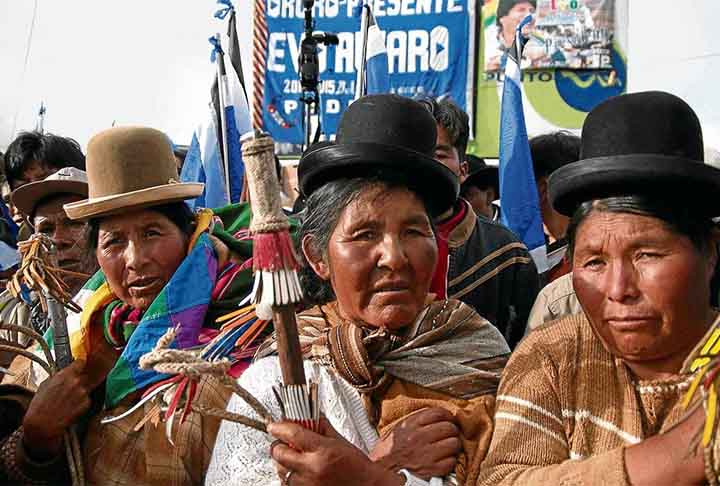 A Bolívia é uma república democrática, dividida em nove departamentos. Geograficamente, possui duas regiões distintas, o altiplano a oeste e as planícies do leste, cuja parte norte pertence à bacia Amazônica e a parte sul à bacia do Rio da Prata, da qual faz parte o Chaco boliviano.