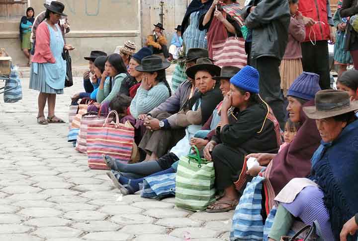 A população boliviana, estimada em 10 milhões de habitantes, é multiétnica, possuindo ameríndios, mestiços, europeus, asiáticos e africanos. A principal língua falada é o espanhol, embora o aimará e o quíchua também sejam comuns. Além delas, outras 34 línguas indígenas são oficiais.