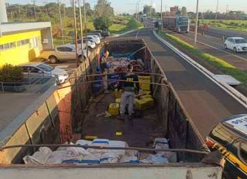 A carreta, com origem da região fronteiriça do estado do Paraná, entraria na cidade de Uberaba -  (crédito: PRF/Divulgação)