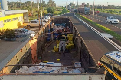 A carreta, com origem da região fronteiriça do estado do Paraná, entraria na cidade de Uberaba -  (crédito: PRF/Divulgação)