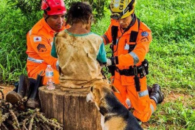 A idosa estava acompanhada pelo cachorro dela, que tentava impedir que a equipe da corporação se aproximasse. 
 -  (crédito: Divulgação CBMMG)