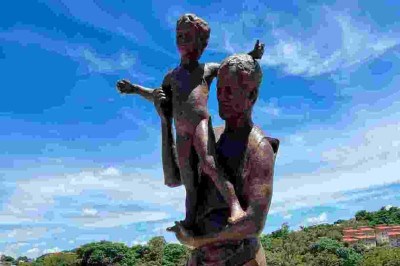 Escultura de São José Operário, com 3 metros de altura e pesando 300 quilos, chega à Catedral Cristo Rei, na Região Norte da capital

 -  (crédito: Arquidiocese de BH/Divulgação)