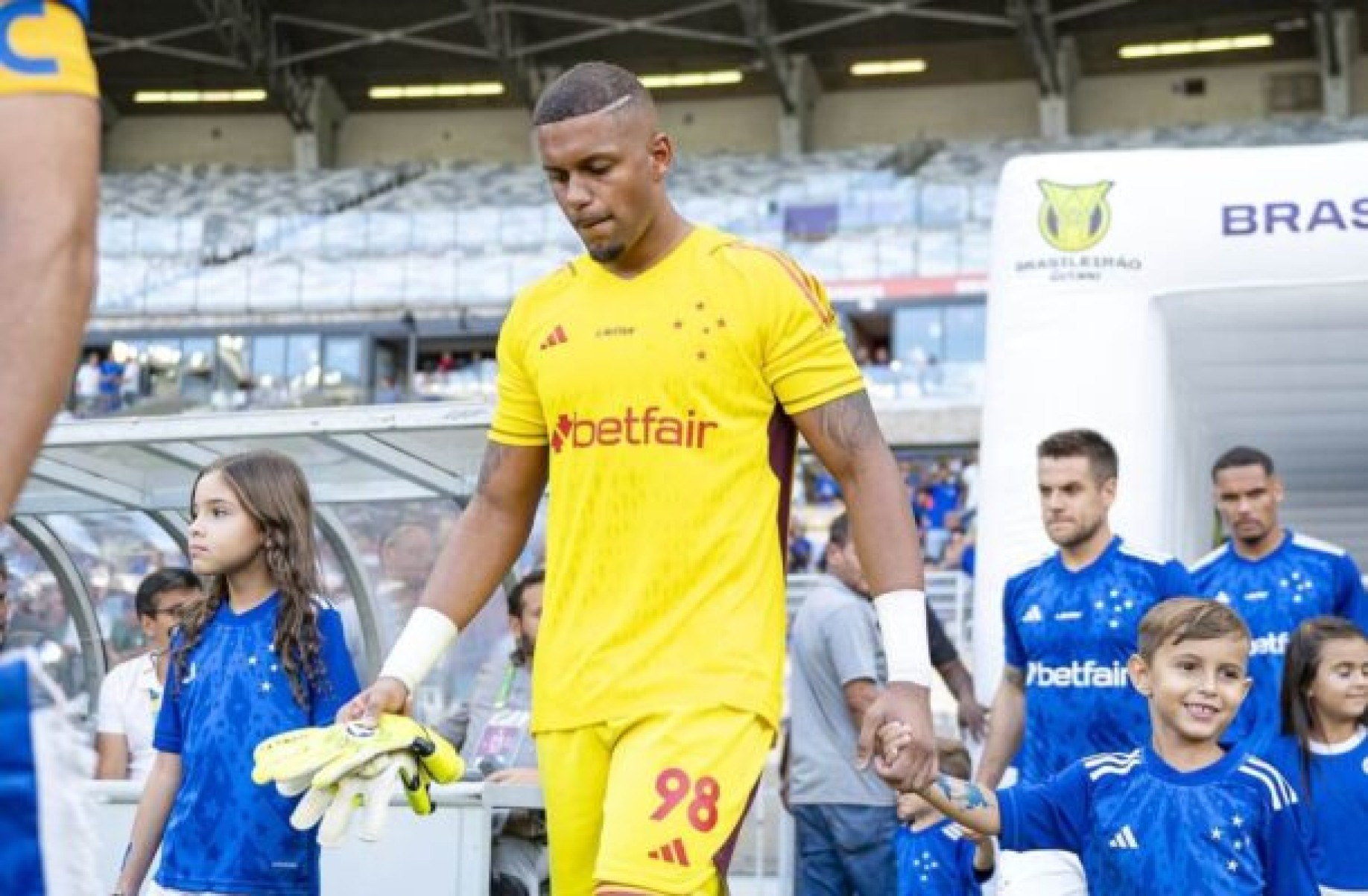 Goleiro do Cruzeiro se manifesta após vídeo em festa com companheiros viralizar