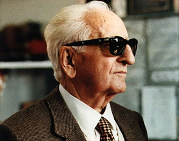 A Ferrari é uma icônica fabricante italiana de carros esportivos, fundada por Enzo Ferrari (foto) em 1939 e oficialmente lançada como marca em 1947.