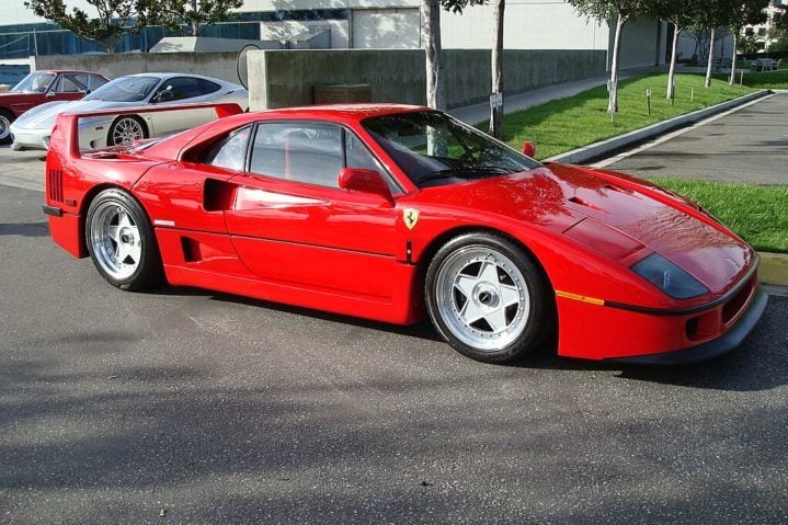 LanÃ§ada em 1987, a Ferrari F40 foi o Ãºltimo modelo supervisionado por Enzo Ferrari, fundador da marca. 