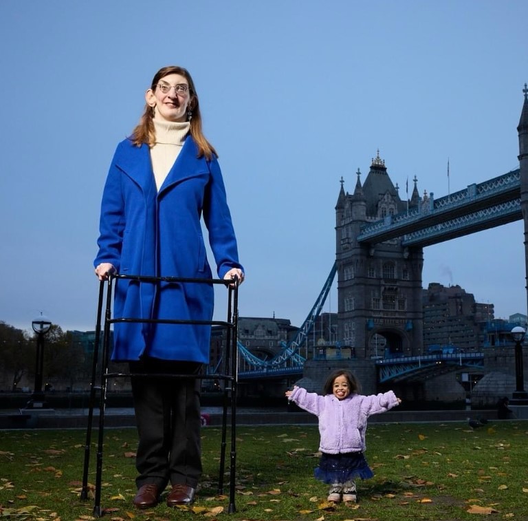 Guinness Book: mulher mais alta do mundo encontra a mais baixa em Londres