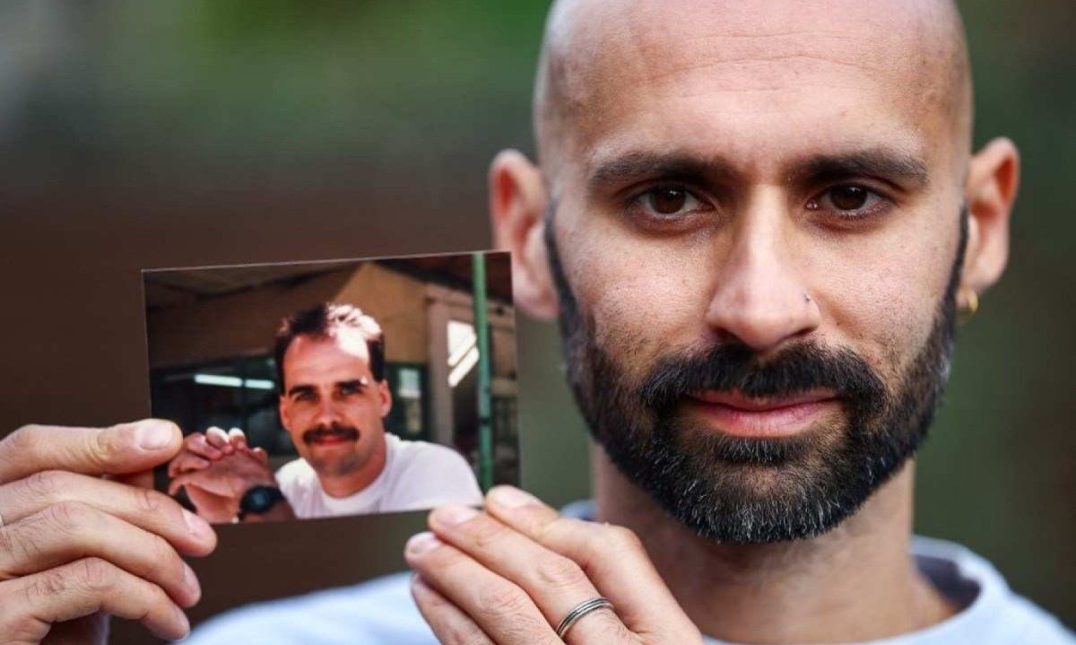 Anil Douglas, um ativista em apoio ao projeto de lei da morte assistida, cujo pai (na foto) sofria de esclerose múltipla e cometeu suicídio -  (crédito: HENRY NICHOLLS / AFP)