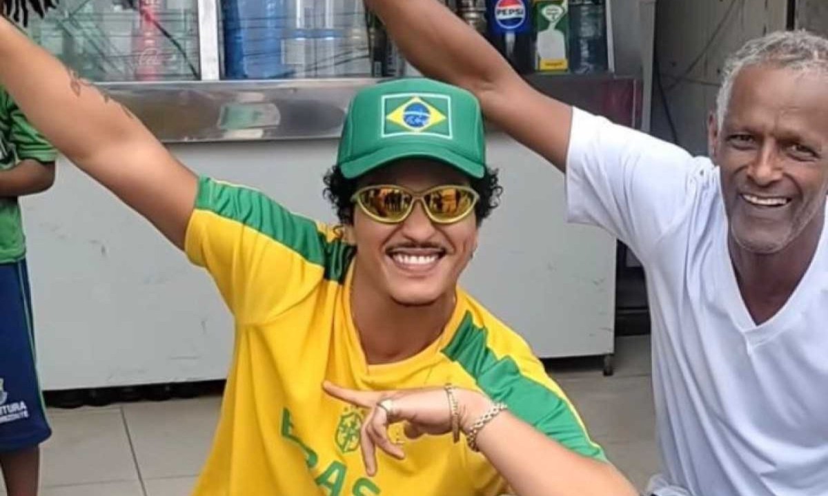 Na foto, o cantor Bruno Mars e o dono do Bar do Laçador, Ronaldo Teixeira 