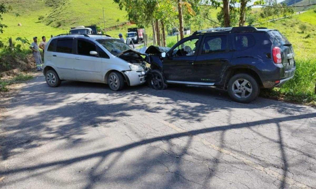 Seis pessoas ficaram feridas em batida envolvendo dois veículos -  (crédito: Divulgação/CBMMG)