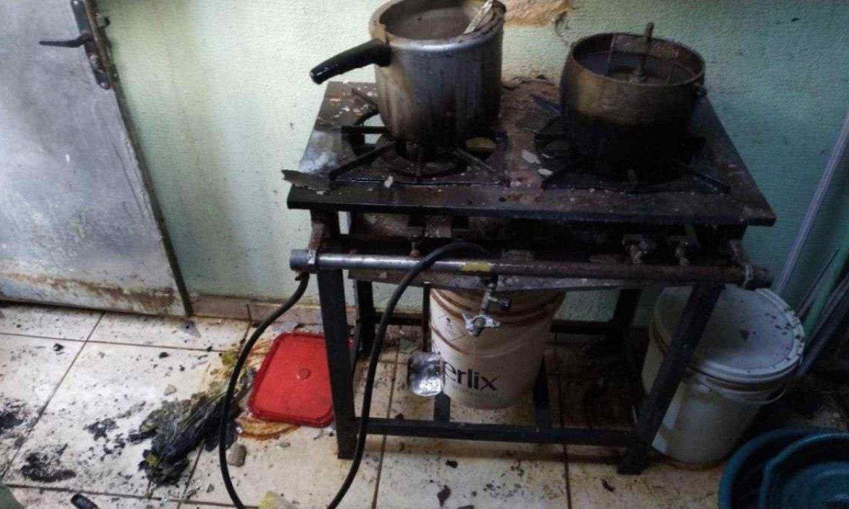Segundo o Corpo de Bombeiros, acionado para atender &agrave; ocorr&ecirc;ncia, a v&iacute;tima &eacute; um funcion&aacute;rio do estabelecimento -  (crédito: CBMMG)