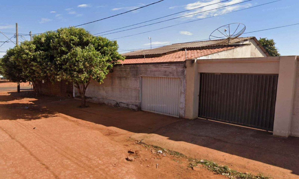 A casa foi invadida por três ladrões -  (crédito: Reprodução/Google Street View)