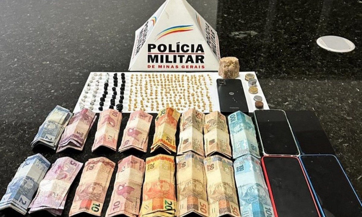 Mulher esconde pedras de crack na boca e PM acaba prendendo 3 por tráfico -  (crédito: DivulgaÃ§Ã£o/PMMG)