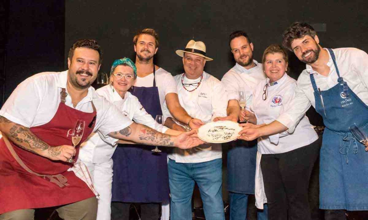 Os chefs Caio Soter, Márcia Nunes, Henrique Gilberto, Flávio Trombino, Victor Hugo Zuliani, Elzinha Nunes e Gabriel Sodré, representante de Leo Paixão, no Montê Bar -  (crédito: Carla Costa/Divulgação)